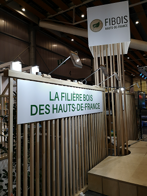 [Chantier école] Un nouveau stand en bois local pour la filière